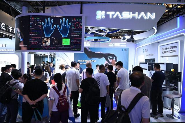 全球首款动态触觉感知芯片亮相WAIC，他山科技三大新品打通触觉智能闭环